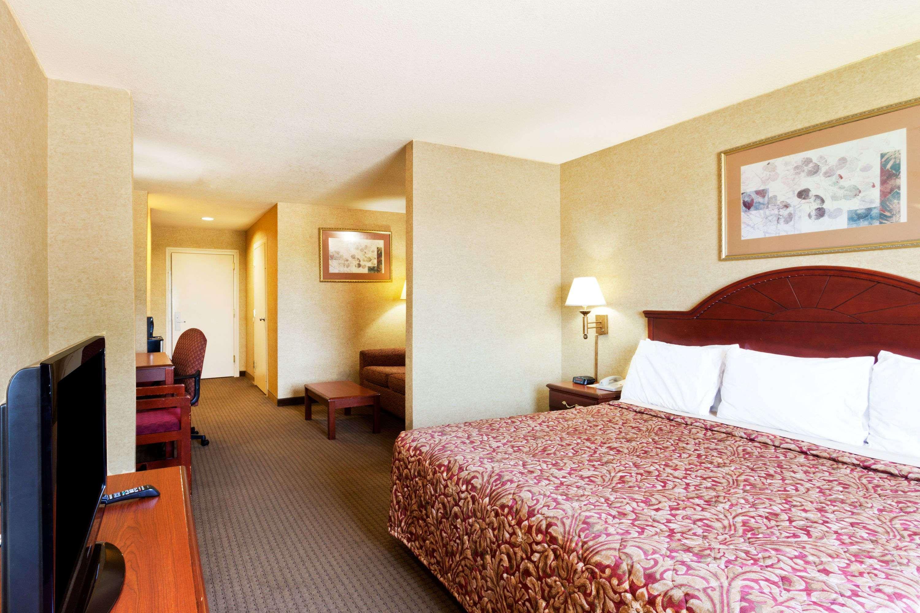 Days Inn & Suites By Wyndham Wynne Bagian luar foto