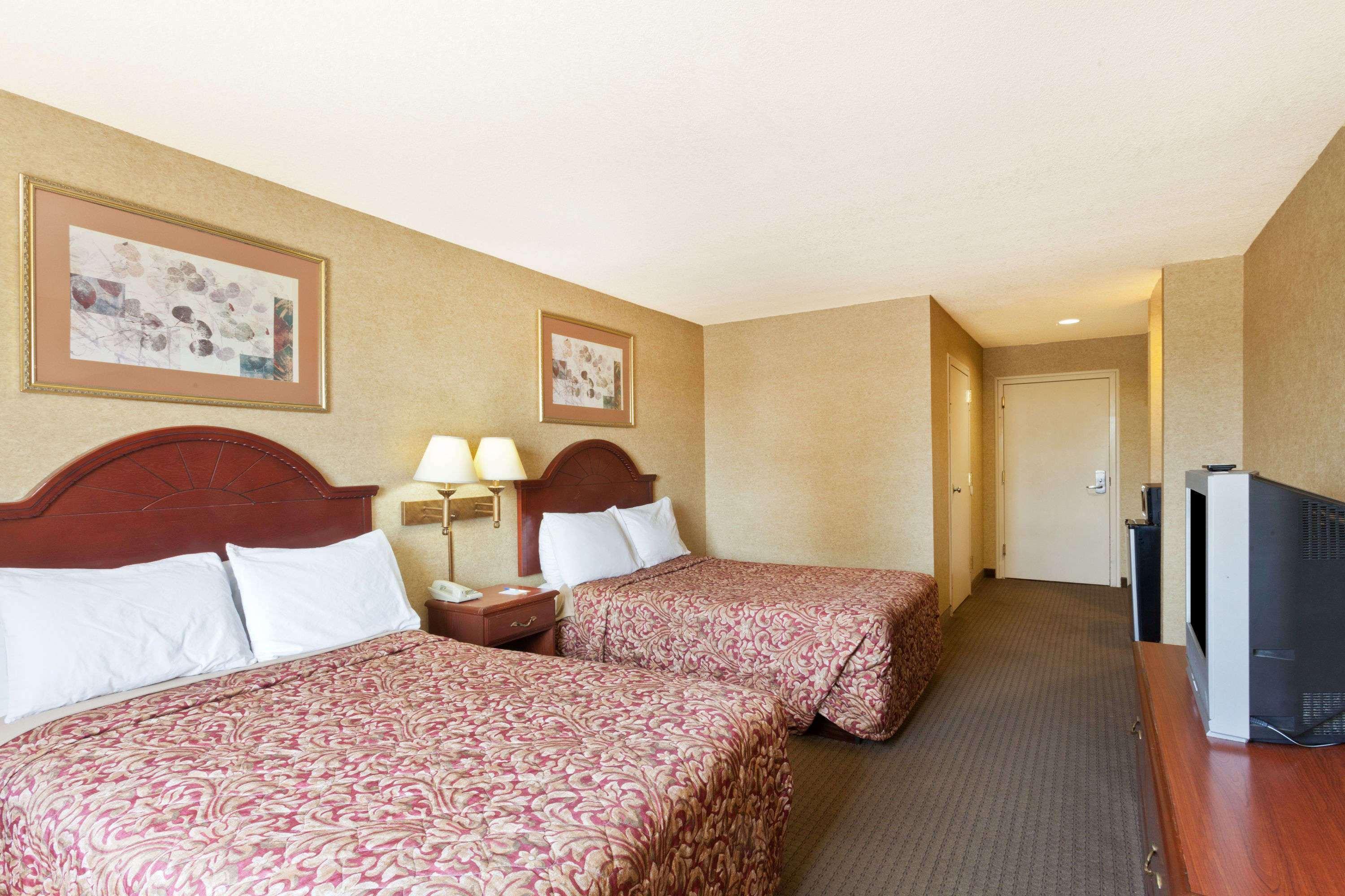 Days Inn & Suites By Wyndham Wynne Bagian luar foto