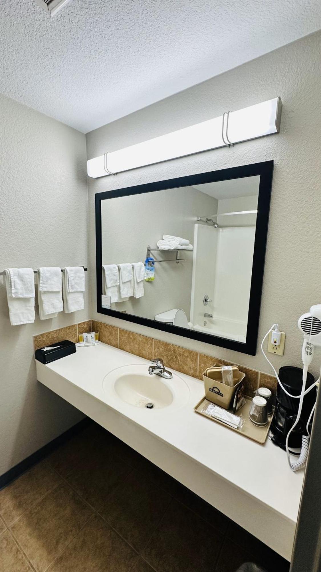 Days Inn & Suites By Wyndham Wynne Bagian luar foto